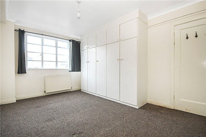 3 Bedroom Flat To Rent In Streatham High Road, London, SW16