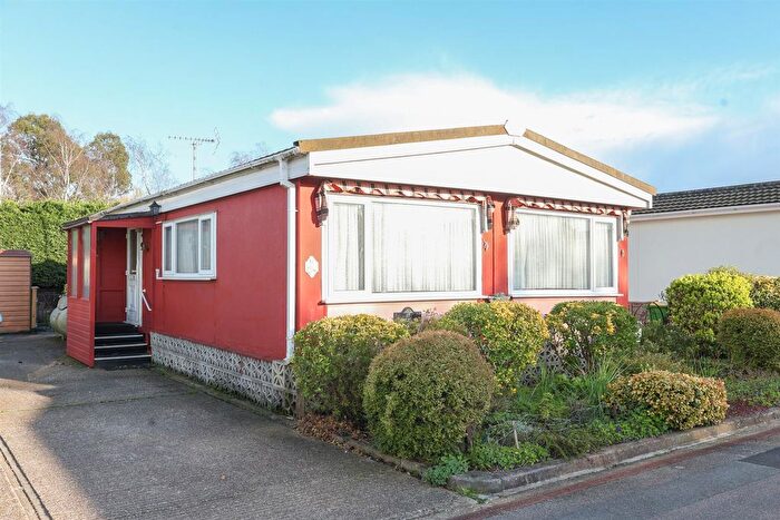 1 Bedroom Park Home For Sale In Kingsmans Farm Road, Hullbridge, Hockley, SS5