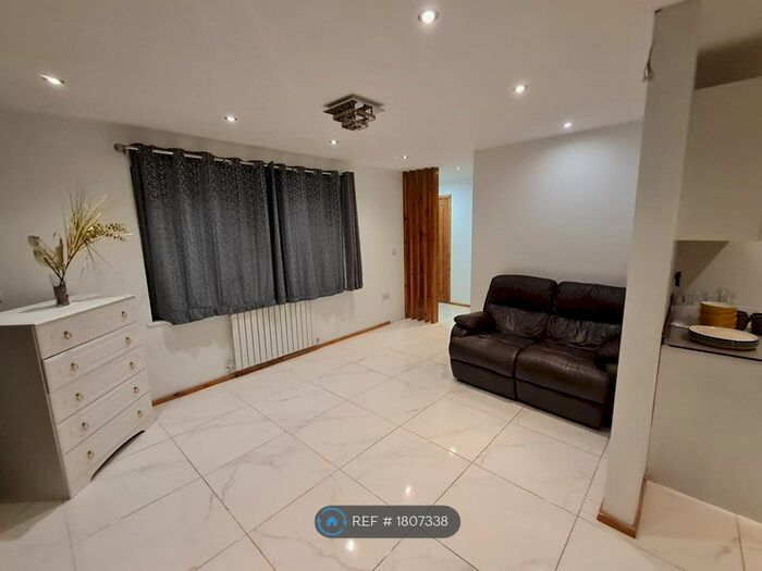 3 Bedroom Detached House To Rent In Graylands Road, Nottingham, NG8