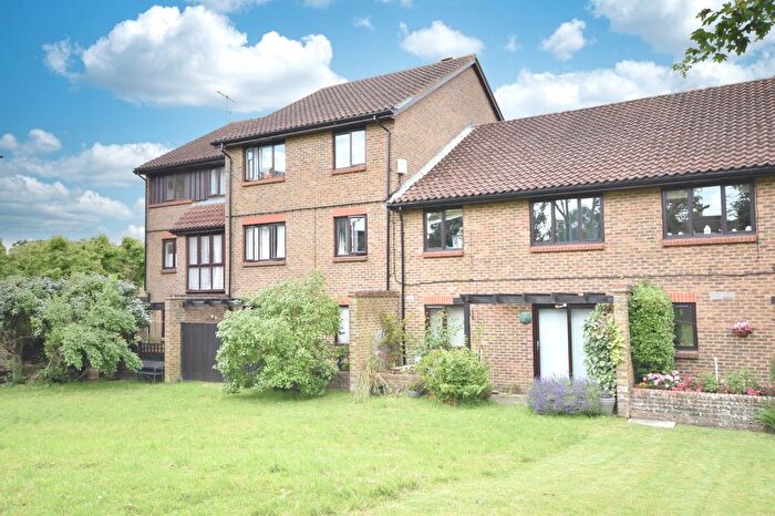 2 Bedroom Flat For Sale In Horley, Surrey, RH6