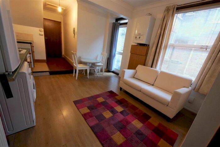 Studio To Rent In Green Lanes, London N13