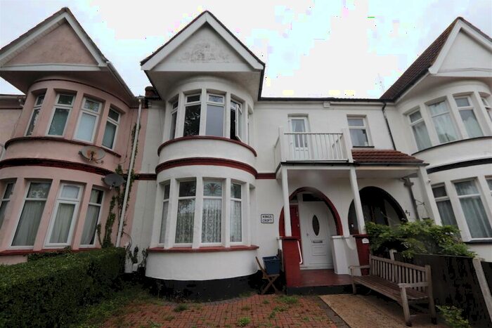 2 Bedroom Flat To Rent In Riviera Drive, Southend-On-Sea, SS1