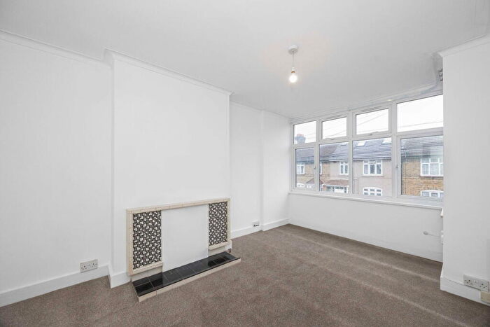 1 Bedroom Maisonette For Sale In Blake Avenue, Barking, IG11