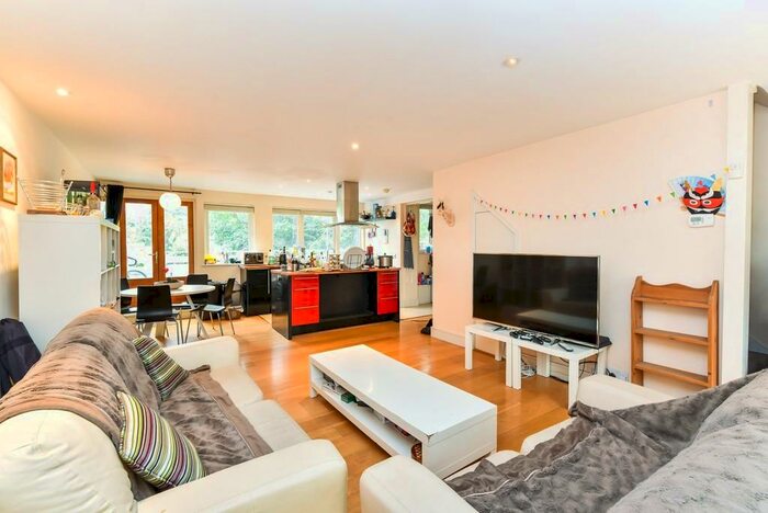 3 Bedroom Maisonette To Rent In Beaulieu Close, London, SE5