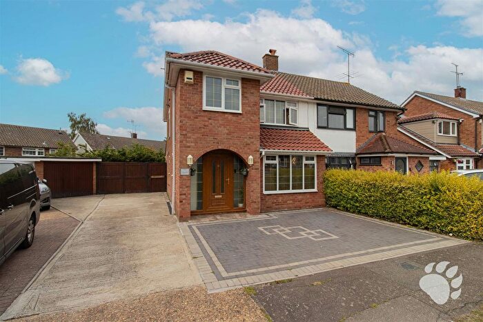 4 Bedroom Semi-Detached House For Sale In Swallow Dale, 'the Bird's Estate', Kingswood, SS16