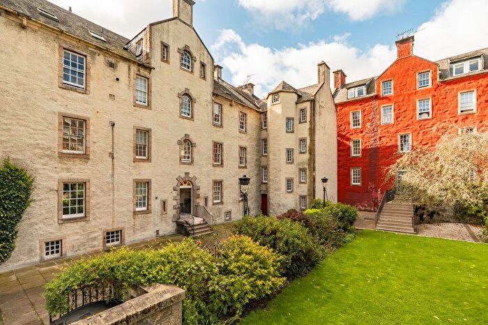 1 Bedroom Flat For Sale In / Chessels Court, Edinburgh, EH8
