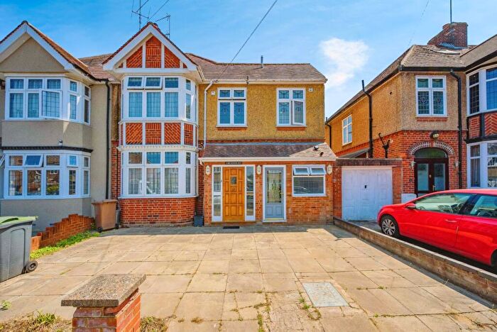 5 Bedroom Semi-Detached House For Sale In Wychwood Avenue, Luton, Bedfordshire, LU2