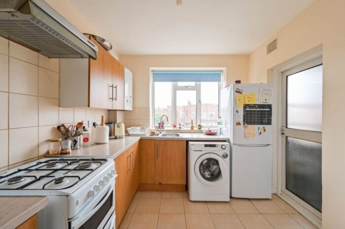 3 Bedroom Flat To Rent In Osborne Road, Finsbury Park, London, N4