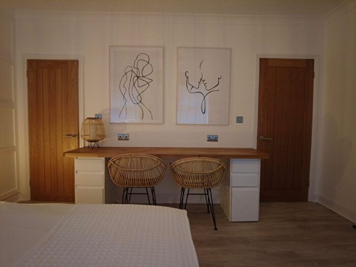 1 Bedroom Flat To Rent In A Burton Road - Bed, LN1