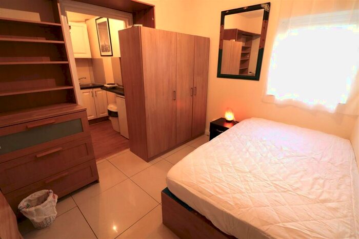 Flat To Rent In Beechcroft Avenue, London, NW11