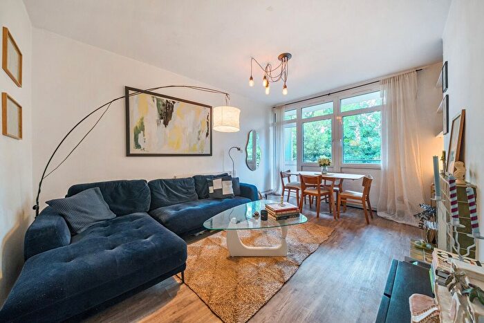2 Bedroom Flat For Sale In Thornton Gardens, Balham, London, SW12