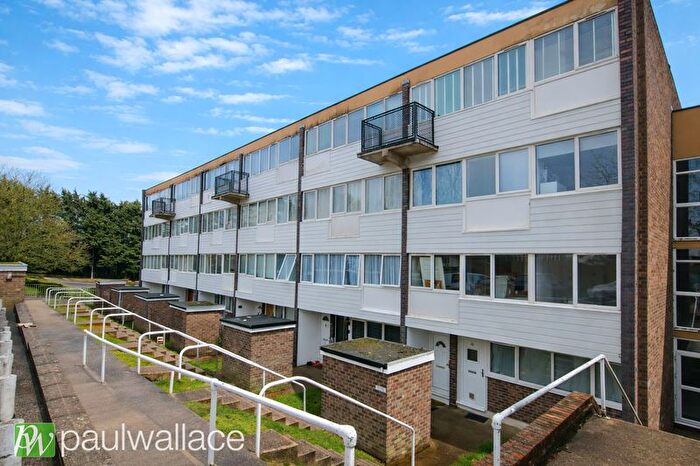 2 Bedroom Maisonette For Sale In Hillside, Hoddesdon, EN11