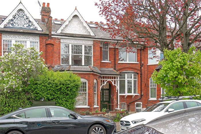 3 Bedroom Apartment For Sale In Dukes Avenue, London, N10