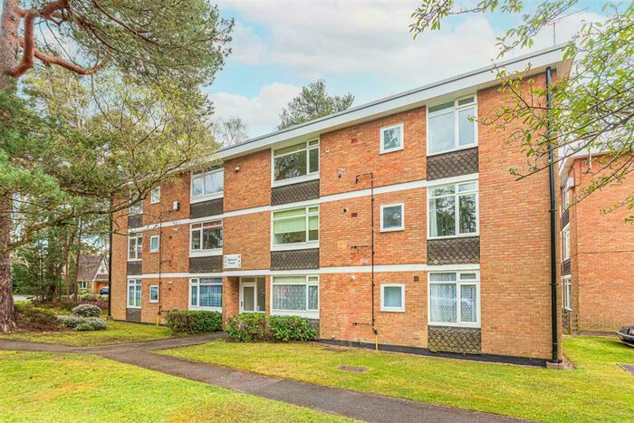 2 Bedroom Apartment To Rent In Wulwyn Court, Linkway, Edgcumbe Park, Crowthorne, RG45