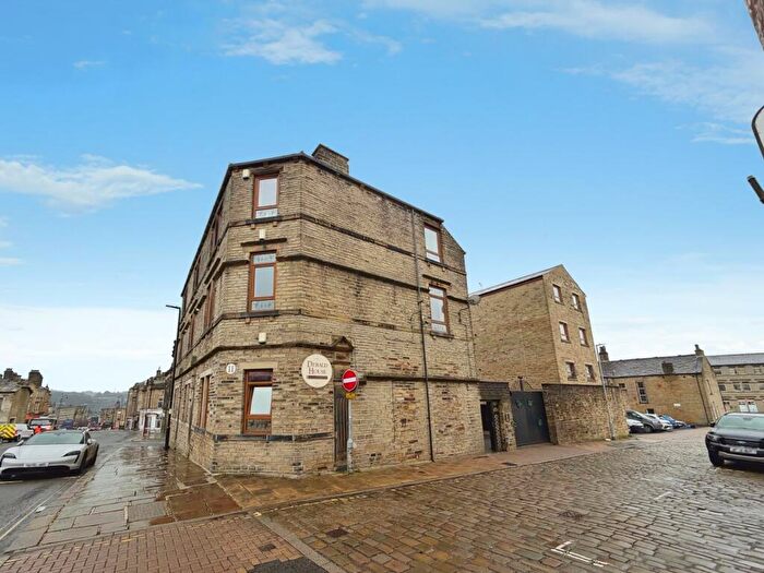 2 Bedroom Apartment To Rent In King Cross Street, Halifax, West Yorkshire, HX1
