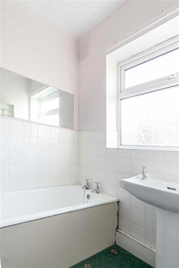 2 Bedroom Semi-Detached Bungalow For Sale In Beech Close, Leeds, LS25