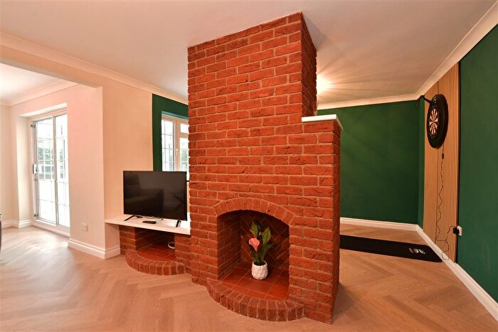 4 Bedroom Detached House For Sale In Trinder Way, Wickford, Essex, SS12