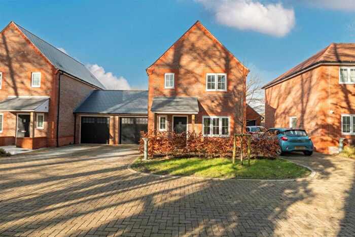 3 Bedroom Link Detached House For Sale In Woodlands Close, Barnham, PO22