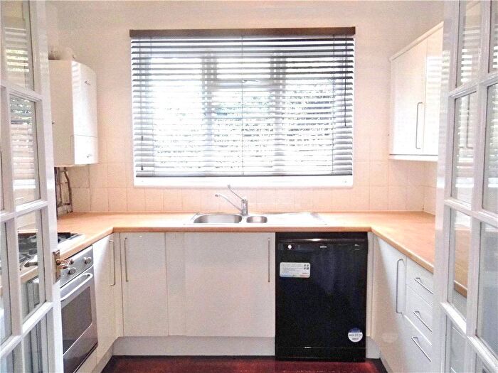 2 Bedroom Flat To Rent In Brownlow Road, Finchley, London, N3