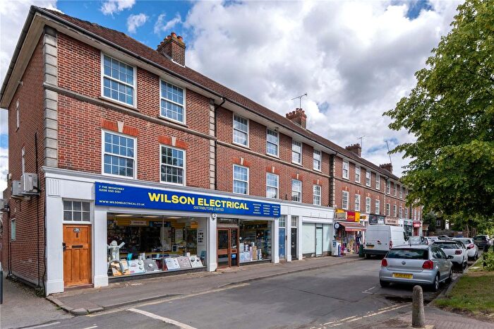 3 Bedroom Flat For Sale In Hampton Court Way, Thames Ditton, KT7