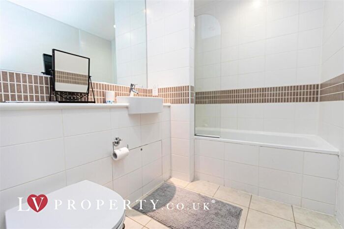 2 Bedroom Apartment To Rent In Canal Wharf Apartments, B1