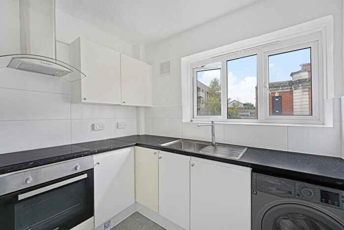 3 Bedroom Flat To Rent In Queensbridge Court, Queensbridge Road, E2