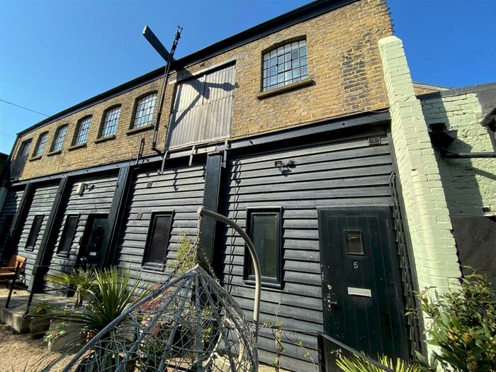 2 Bedroom Flat To Rent In Manor Road, Gravesend, DA12