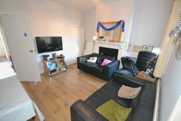 5 Bedroom House To Rent In Radstock Road, New Town, RG1