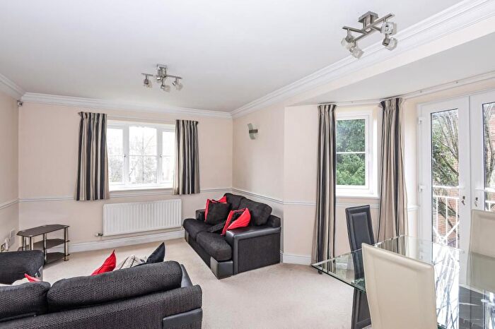 2 Bedroom Flat To Rent In Richmond, Surrey, TW10