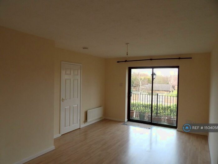 2 Bedroom Flat To Rent In Ermington Court, Heywood, OL10