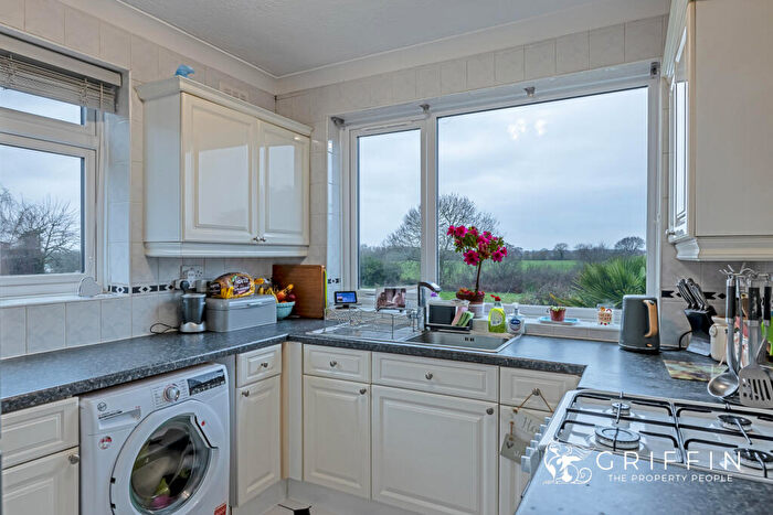 2 Bedroom Maisonette For Sale In West Road, South Ockendon, RM15