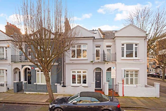3 Bedroom Flat To Rent In Fabian Road, London, SW6