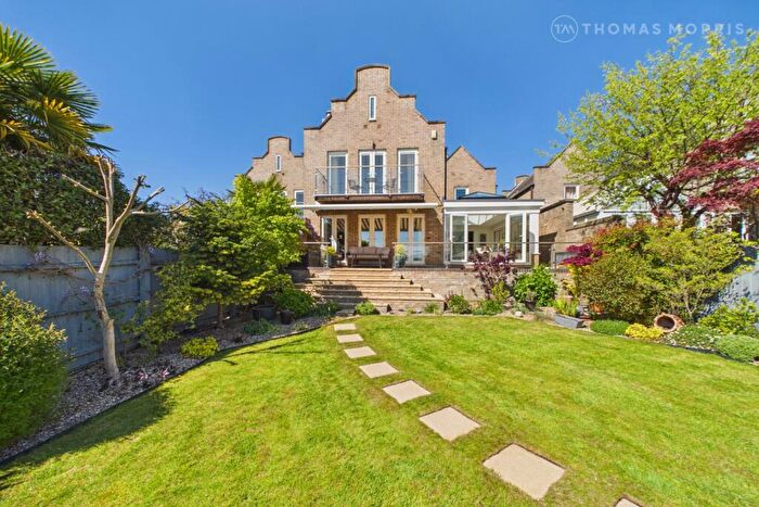 5 Bedroom Detached House For Sale In The Waterhaven, Earith, Huntingdon, Cambridgeshire, PE28