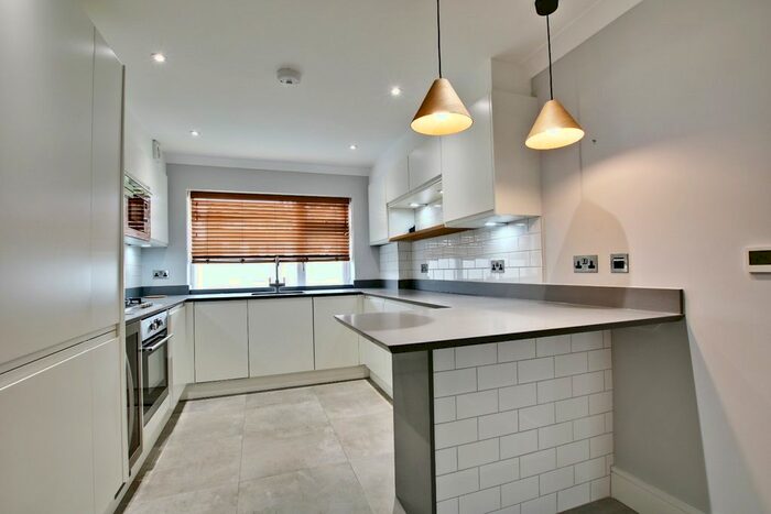 2 Bedroom Flat To Rent In Abbey Park, Beckenham, BR3