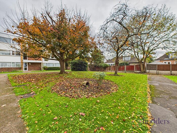 2 Bedroom Apartment For Sale In Chertsey, Surrey, KT16