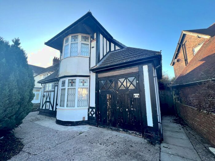 4 Bedroom Semi-Detached House To Rent In Selwyn Road, Harborne, B16