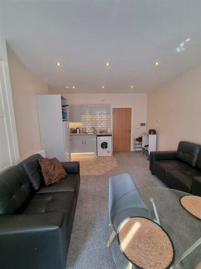 1 Bedroom Flat To Rent In Flat Wilmslow Road, Manchester, M20