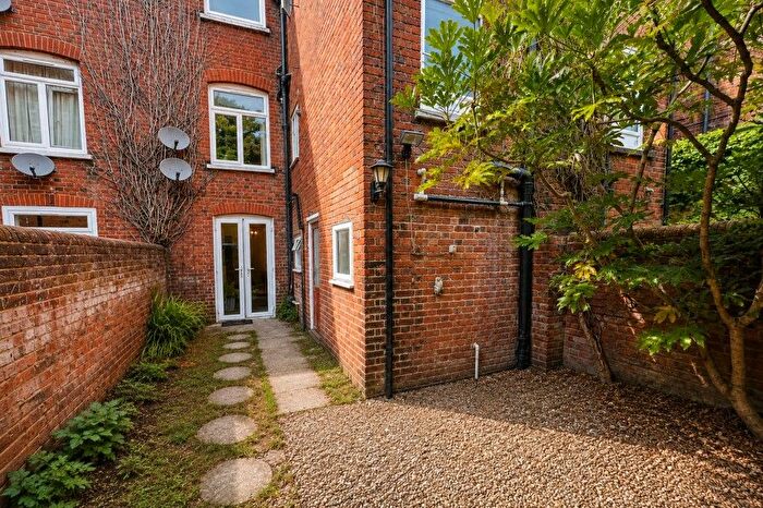1 Bedroom Flat To Rent In Martyr Road, Guildford, GU1