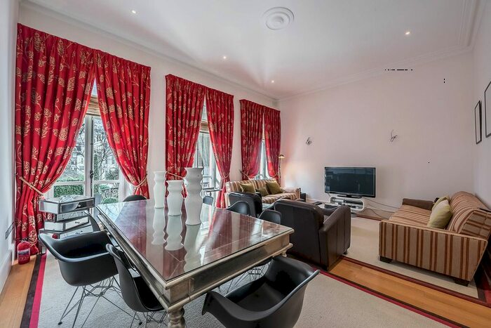 3 Bedroom Flat To Rent In Gledhow Gardens, South Kensington, London, SW5