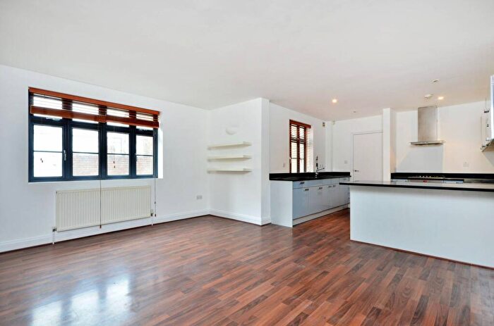 3 Bedroom House To Rent In Paddock Gardens, Crystal Palace, London, SE19