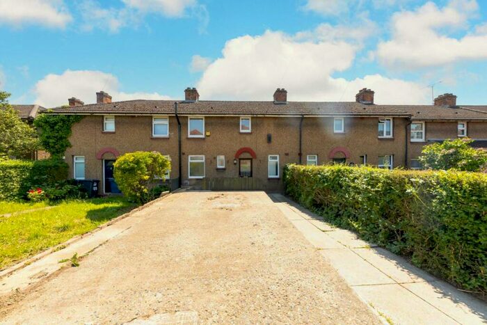 3 Bedroom House To Rent In Mays Lane, Barnet, EN5