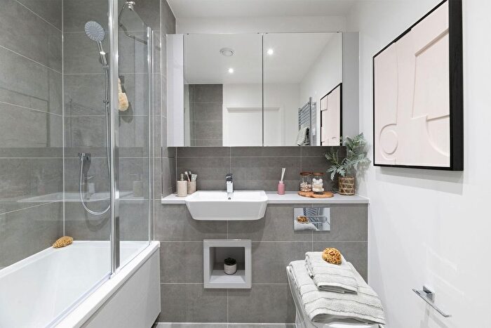 1 Bedroom Flat For Sale In South Oxhey Central, Watford, WD19