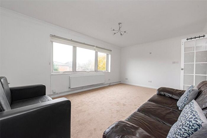 2 Bedroom Apartment To Rent In Hendon Lane, Finchley, London, N3