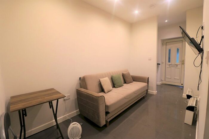 2 Bedroom Flat To Rent In Earlham Grove, London, E7