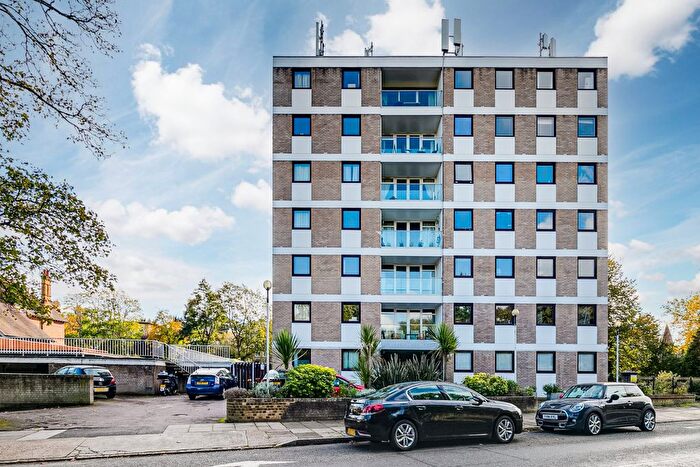 3 Bedroom Flat To Rent In Queen's Ride, Barnes, SW13