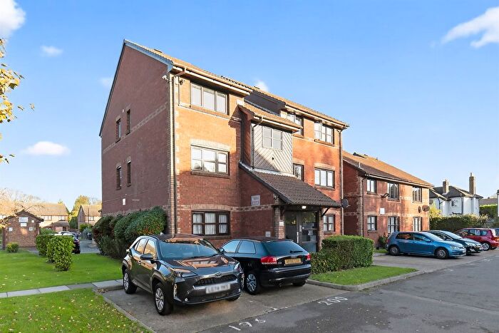 2 Bedroom Flat For Sale In Lowry Crescent, Mitcham, CR4