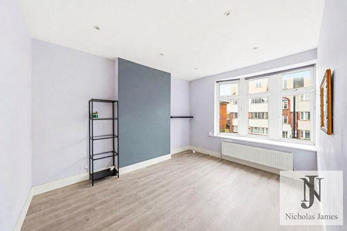 2 Bedroom Flat To Rent In Windmill Hill, Enfield, EN2