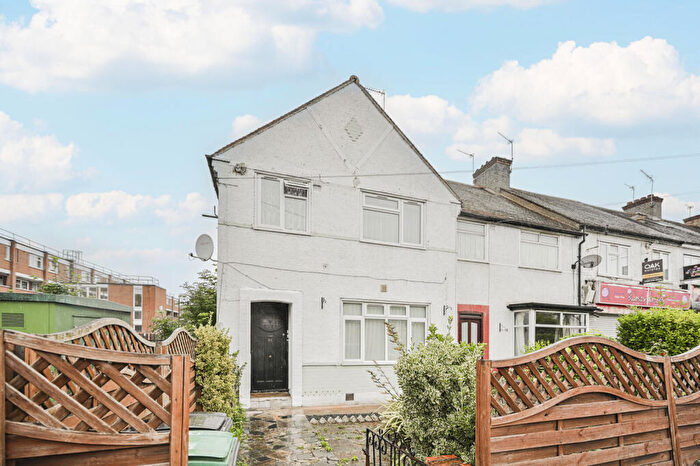 3 Bedroom Flat To Rent In The Roundway, , Tottenham, London, N17