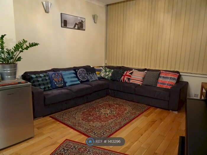 2 Bedroom Maisonette To Rent In Landor Road, Clapham, SW9