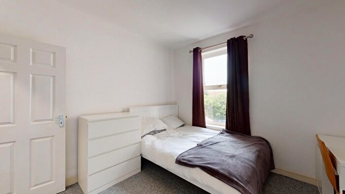 5 Bedroom Semi-Detached House To Rent In Clough Road, Sheffield, S1